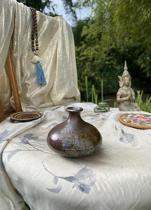 Ваби-саби эстетика: японская керамическая ваза tokkuri (bizen-yaki) с клеймом автора (камаджируши).
