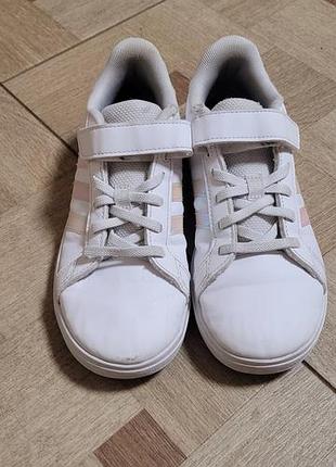 Дитячі кросівки/кеди adidas court 2.0.
дівчачі.
adidas.
білі кеди з кольоровими полоскання. розмір: (довжина устілки) 22 см. матеріал: штучна шкіра.