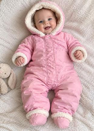 Рожевий дитячий комбінезон з капюшоном та рукавичками на шнурках liliput
