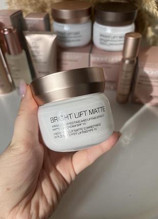 Матуючий денний крем kiko milano bright lift matte