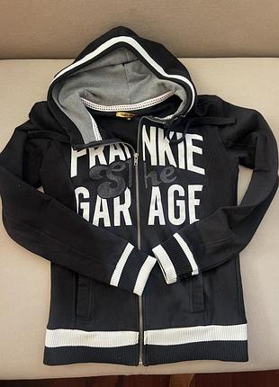 Жіноча тепла худі на блискавці від італійського бренду frankie garage з білим великим написом на грудях