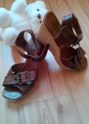 Полностью кожаные босоножки на танкетке от 5-th avenue.размер 36