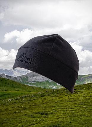 Флісова шапка (beanie) чорного кольору від бренду first ascent.