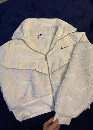 Вітрівка жіноча nike біла розмір m