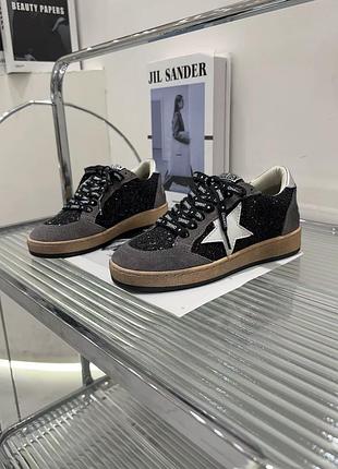Жіночі кросівки golden goose з блискучими срібними та чорними елементами, прикрашені білою зіркою збоку. доступні розміри: 35, 36, 37, 38, 39, 40. під