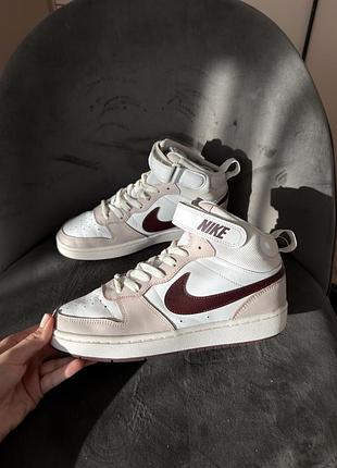 Кросівки жіночі nike court borough mid білі з бордовим, розмір 38, довжина устілки 24 см
