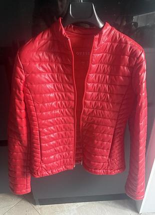 Guess — червона куртка  яскрава червона куртка guess, продам дуже красиву жіночу куртку guess ❤️  ✨