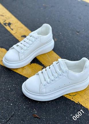 Женские кеды белые из искусственной эко кожи низкие демисезонные на толстой подошве платформе на шнуровке