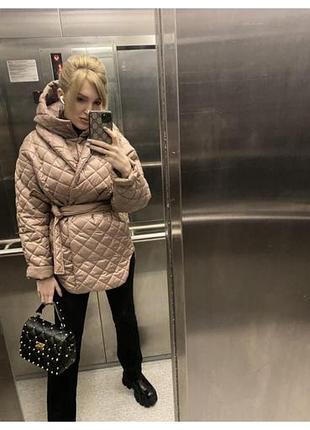 Куртка жіноча стьобана з капюшоном та поясом, бежева