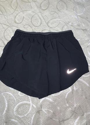 Жіночі бігові шорти nike. розмір xs.