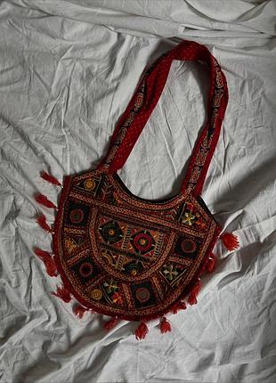 Жіноча акцентна напівкругла сумка з дзеркальною вишивкою
