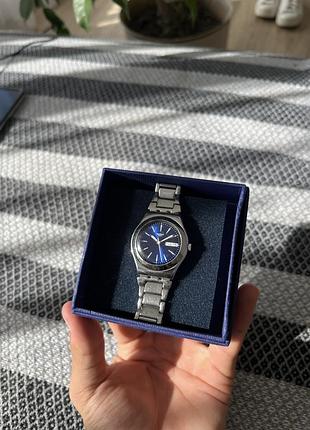 Годинник жіночий swatch grande dame сріблястий з синім циферблатом