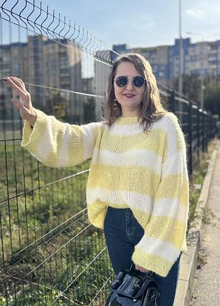 Жіночий светр ручної роботи в смужку, білий та лимонний