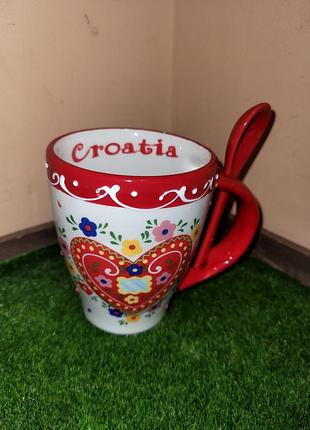 Яркая керамическая чашка с ложкой croatia (бренд nautilus, оригинальный сувенир)