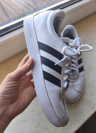 Оригінальні кросівки adidas