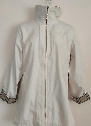 Светлая женская куртка-ветровка свободного кроя на молнии burberrys