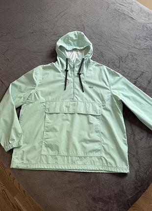 Ветровка lacoste, оригинал, размер м состояние хорошее, но есть небольшое пятно на рукаве