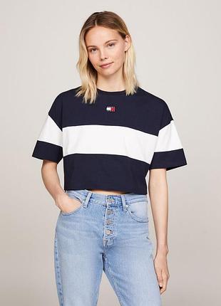 Вкорочена футболка tommy jeans cropped colour-blocked badge темно-синьому кольорі з білою горизонтальною смугою (dark night navy l  49-42 usa 🇺🇸