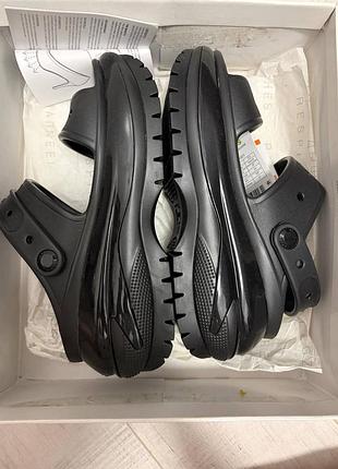Шлепанцы crocs classic mega crush sandal.новые не раз не ношенные и с биркой