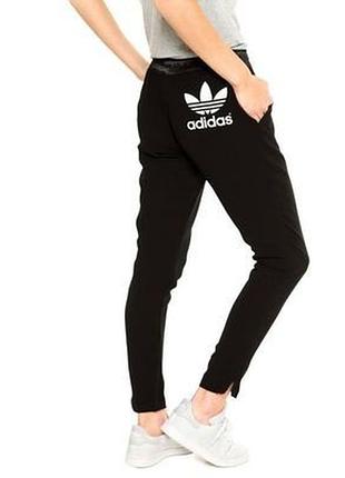 Жіночі спортивні штани adidas slim fit.