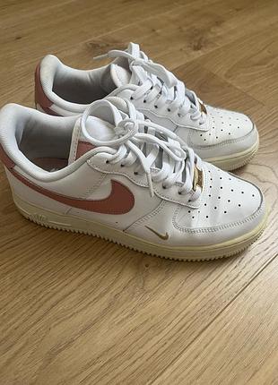 Кросівки жіночі nike air force 1 білі з рожевим