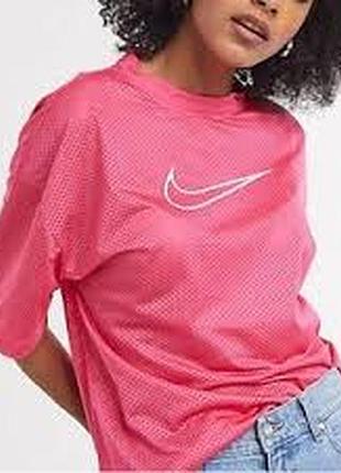 Сітчаста футболка nike вільного крою прикрашена фірмовим білим логотипом на грудях. розмір вказано s.