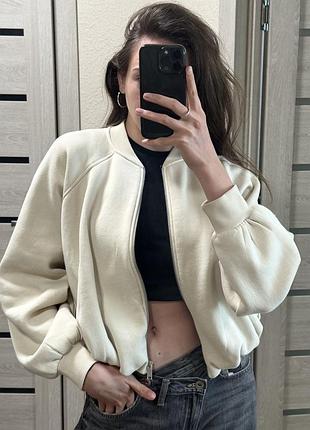 Бежевий бомбер zara