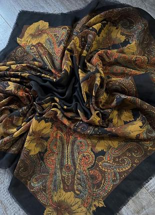 Велика хустка з осіннім візерунком у чорно-жовто-помаранчевій гамі, 115 х 115