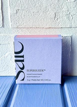 Saie supersuede radiant blush powder у відтінку bella запечені пудрові рум'яна без тальку
