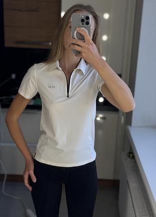 Футболка-поло белого цвета от бренда hugo boss с воротником на молнии