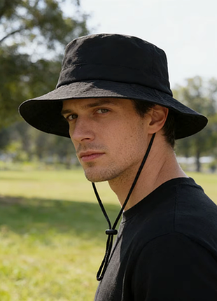 Складная туристическая панама (bucket hat) в сложенном виде с биркой «packable hat» и карабином для крепления