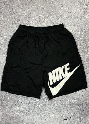 Черные нейлоновые шорты nike sportswear с большим лого / спортивные шорты найк xs