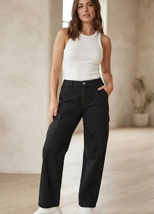 Стильные черные брюки карго berskha (medium rise cargo straight)