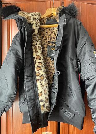 Куртка чоловіча alpha industries чорна з леопардовим хутром