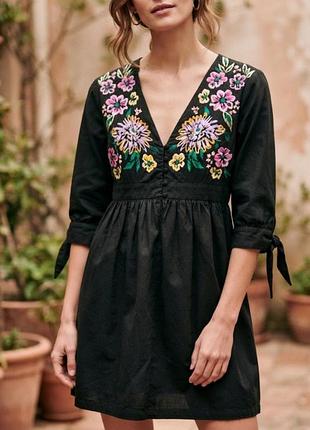 Очаровательная черная мини-платье с яркой вышивкой asos design