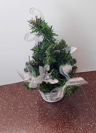 Штучна ялинка з прикрасами.