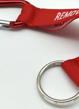 Брелок remove before flight красная бирка двухсторонняя принт карабин и кольцо