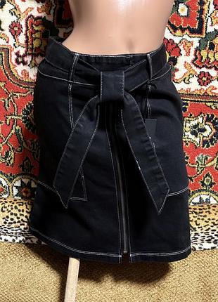 Класна нова котонова спідниця firetrap blackseal . спереду повністю на розʼємній молніі, є поясок, функціональні кишені, ззаду фірмова лейба.