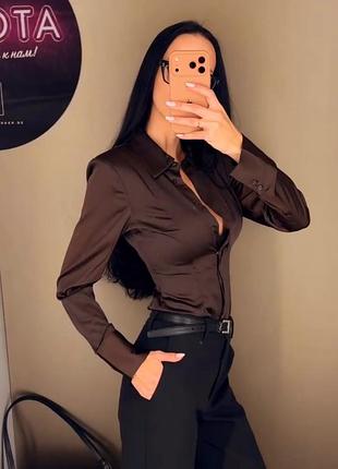 Блуза slimfit під шовк коричнева м розмір
