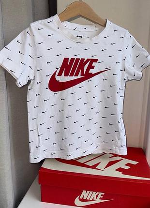 Футболку  nike