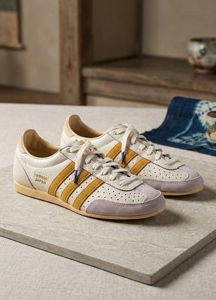 Adidas japan, шкіряні кросівки в молочному кольорі