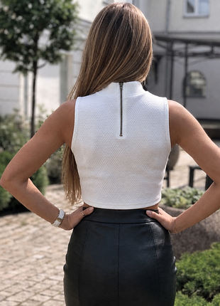 Кроп-топ білий з високим горлом 🤍 рельєфний трикотаж ⚡ zebra 💫 стильний топик без рукавів з блискавкою