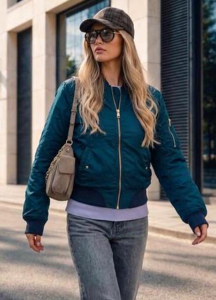 Стильный бомбер bershka, невероятного цвета, размер s