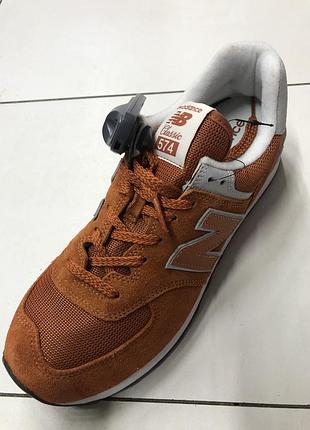 Помаранчеві кросівки чоловічі (унісекс)new balance 574 з ефектним поєднанням замші та сітчастих матеріалів.розмір:42