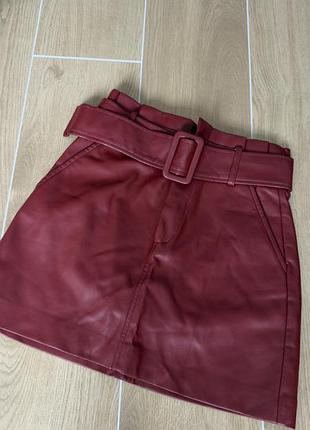 Міні-спідниця жіноча zara з екошкіри бордова