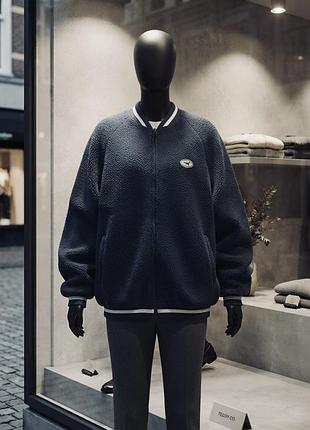 Культовый университетский бомбер varsity jacket teddy/sherpa scorpion.
