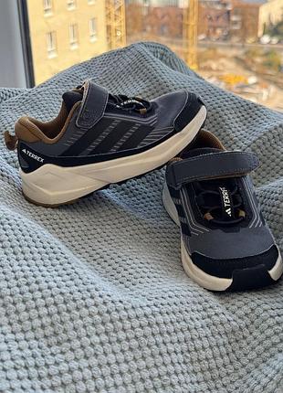 Кросівки дитячі adidas terrex сірі з білою підошвою