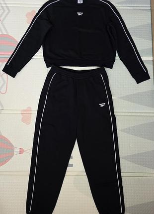 Женский спортивный костюм reebok