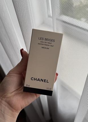 Оригінальний тональний засіб chanel les beiges water-fresh tint у відтінку medium.