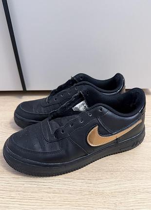 Кросівки nike air force 1 чорні з золотим логотипом
